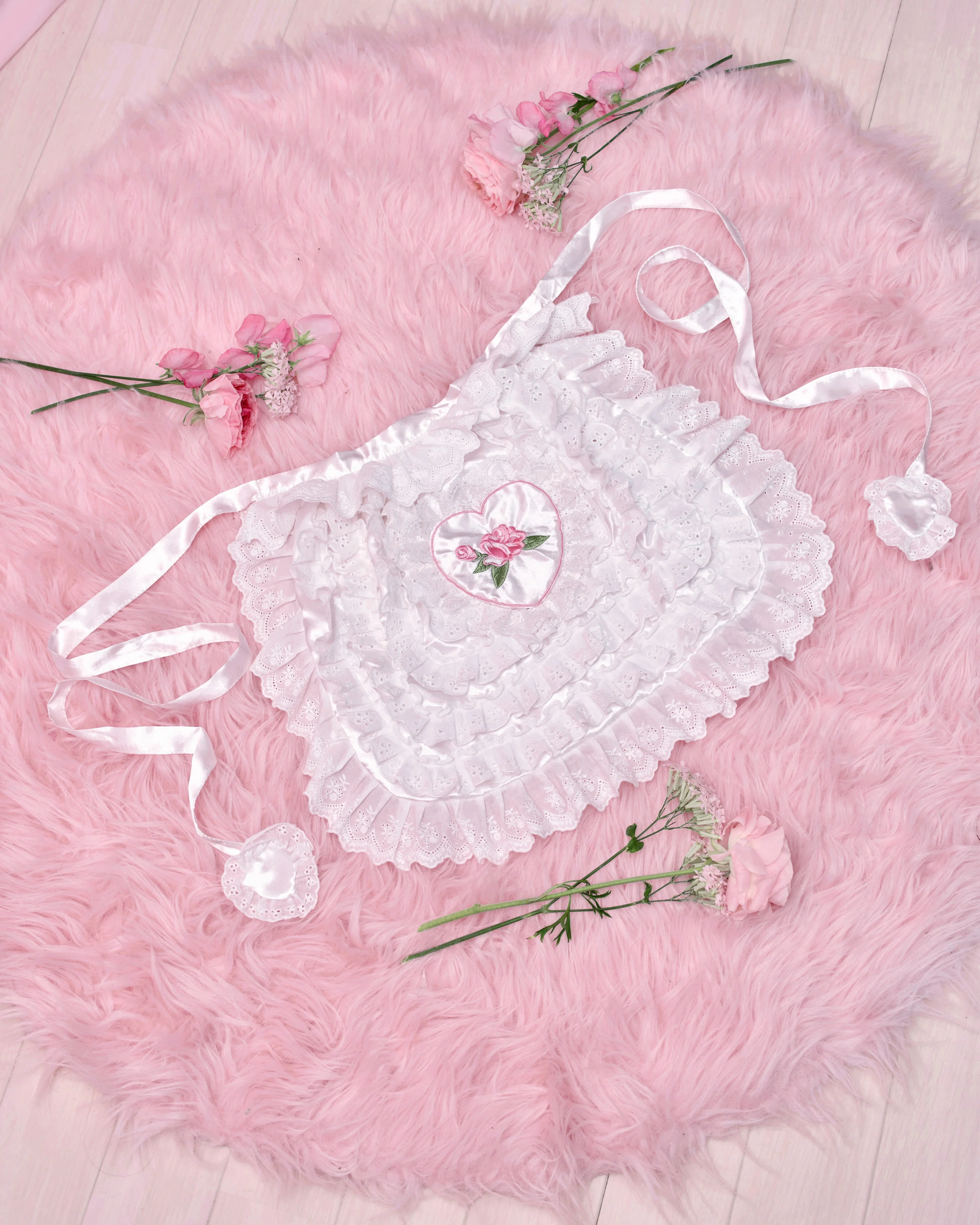 Cottage Frill Apron - White - Image 5